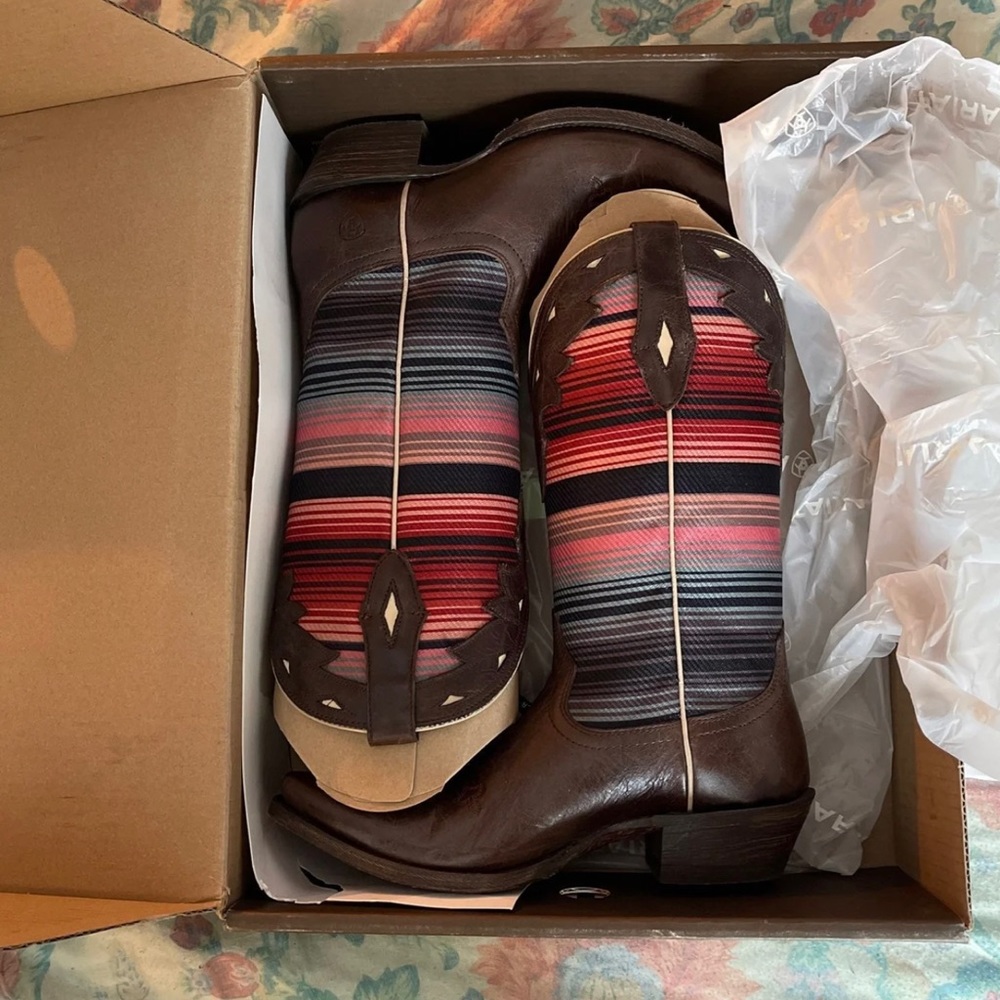 NIB Ariat Wood Bottom Circuit Serape Boots